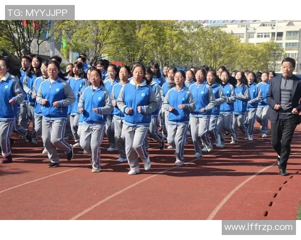 长崎高中足球队奋勇拼搏展现青春风采助力校园体育文化发展 长崎高中足球队奋勇拼搏展现青春风采助力校园体育文化发展
